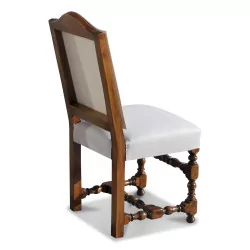 把古色古香的胡桃木路易十三椅子，白色软垫。在 …