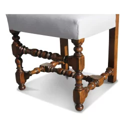把古色古香的胡桃木路易十三椅子，白色软垫。在 …