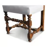 Louis XIII-Stuhl aus patiniertem Nussbaum, weiß gepolstert. BEI … - Moinat - Stühle