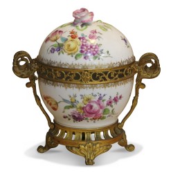 白瓷盆栽，多色花卉装饰……