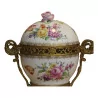Pot pourri en porcelaine blanche à décor polychrome de fleurs … - Moinat - Accessoires de décoration