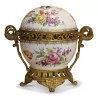 Pot pourri en porcelaine blanche à décor polychrome de fleurs … - Moinat - Accessoires de décoration