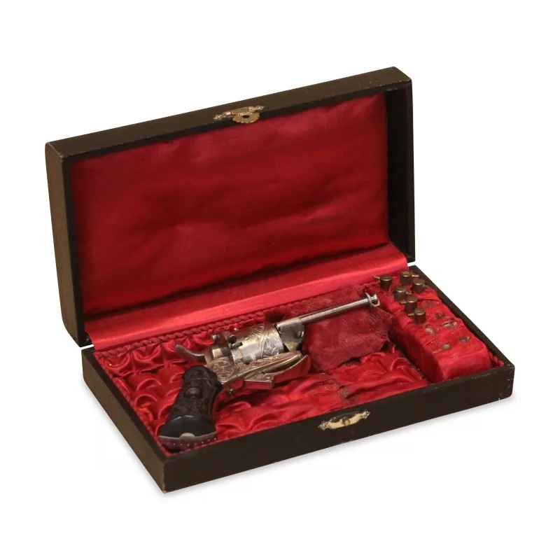 把带有雕刻枪托、枪管和……的小型钢制左轮手枪 - Moinat - 装饰配件