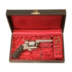 把带有雕刻枪托、枪管和……的小型钢制左轮手枪