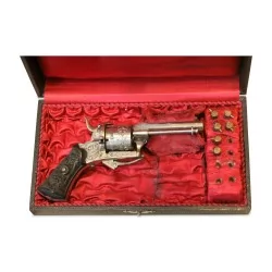 把带有雕刻枪托、枪管和……的小型钢制左轮手枪