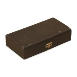 把带有雕刻枪托、枪管和……的小型钢制左轮手枪