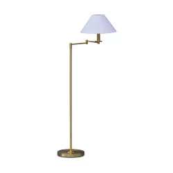 盏铰接式落地灯，材质为哑光和闪亮黄铜，带