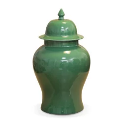 大型绿色陶瓷寺庙罐。
