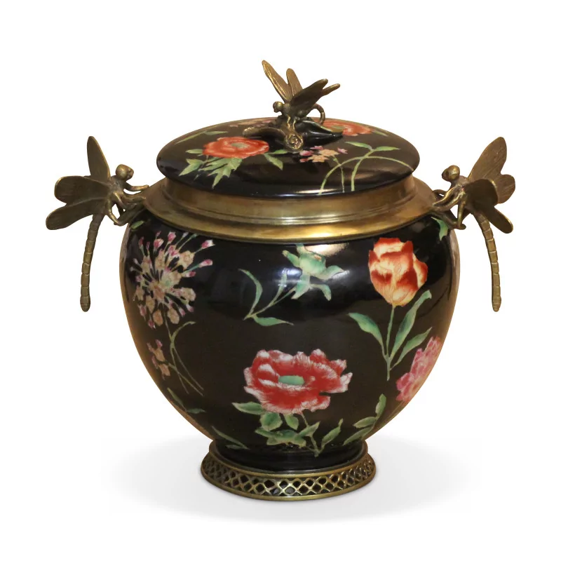 Boîte en porcelaine peinte avec décors floraux sur fond noir … - Moinat - Boites, Urnes, Vases
