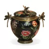 Porzellandose mit Blumendekor auf schwarzem Grund bemalt … - Moinat - Schachtel, Urnen, Vasen