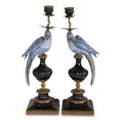 Paire de chandeliers Perroquet en porcelaine peinte bleue sur