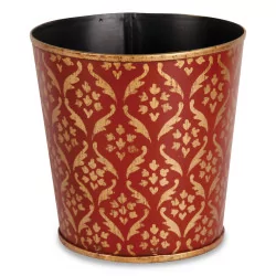 Cache-pot in painted sheet metal with a golden pattern on a red background.