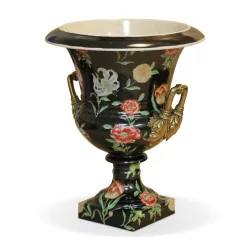 Фарфоровая ваза с росписью цветочными мотивами на черном фоне и …