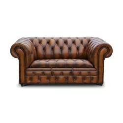 Chesterfield-Sofa aus cognacfarbenem Leder mit Used-Charme. …
