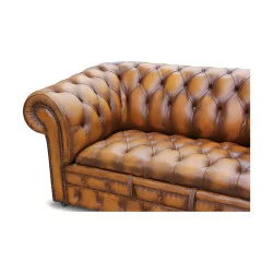 Chesterfield-Sofa aus cognacfarbenem Leder mit Used-Charme. …