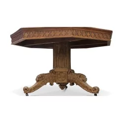 Неоготический восьмиугольный стол из богато украшенного орехового дерева. …