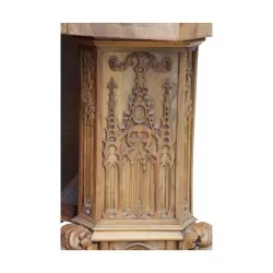 Неоготический восьмиугольный стол из богато украшенного орехового дерева. …