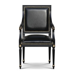 Louis XVI 扶手椅模型 Jacob 黑色和金色细节软垫......