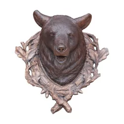 Голова медведя с ожерельем из дубовых ветвей. Бриенц, Швейцария, …