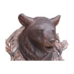 Голова медведя с ожерельем из дубовых ветвей. Бриенц, Швейцария, …