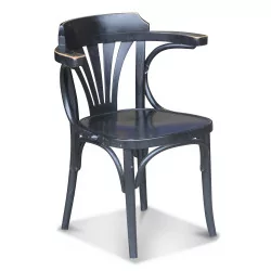 черное лакированное кресло из гнутой древесины. Высота сиденья: 40 см.