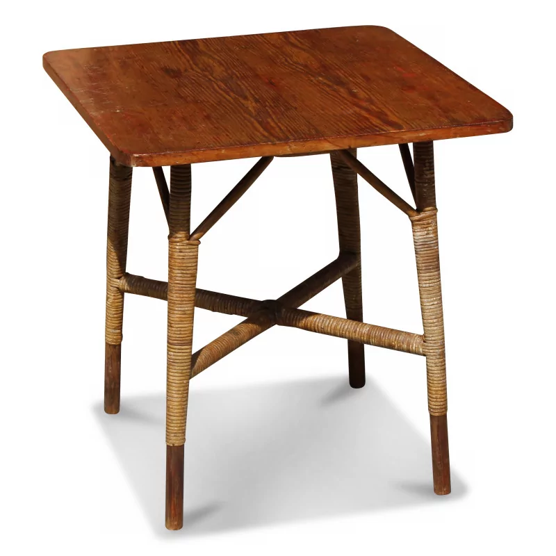 1 张木头和藤条小桌子。 - MOINAT
