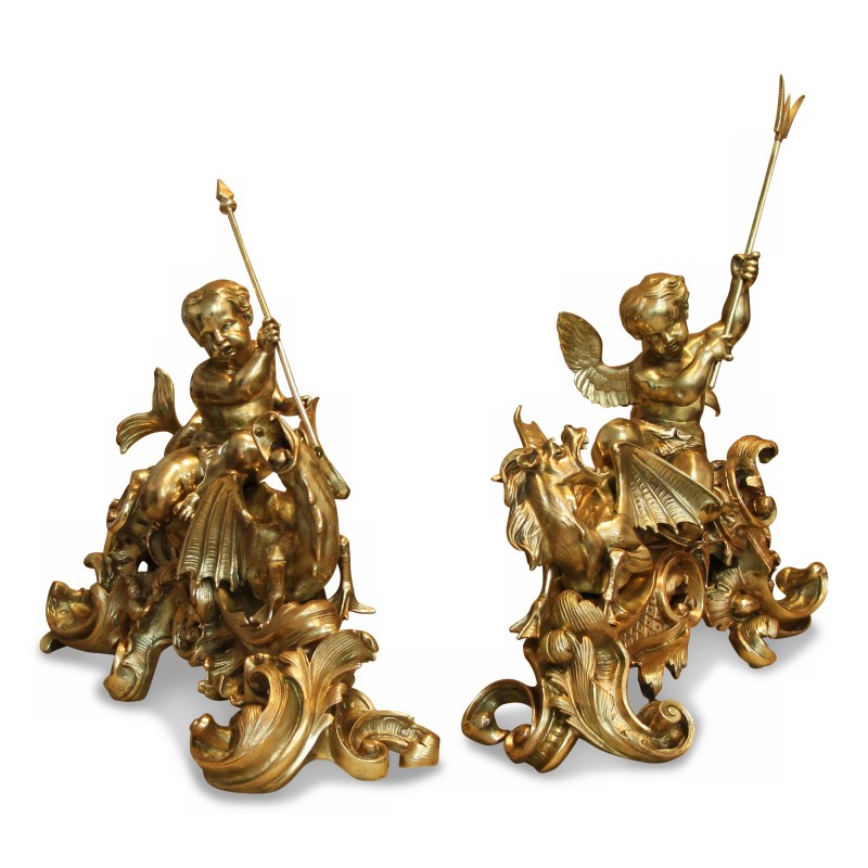 Pair of andirons with Putti and dragon in gilded bronze. - Moinat - Firedogs, Andirons Pair of andirons with Putti and dragon in gilded bronze. - Moinat - Firedogs, Andirons