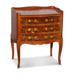 个路易十五风格的床头柜，上面印有 Marquant 字样，紫檀木……
