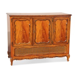 Buffet enfilade de style Louis XV en noyer.  En l'état.
