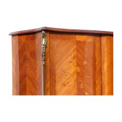 个路易十五风格的橱柜，上面印有 Marquant 字样……
