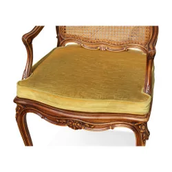 把路易十五风格的胡桃木模制扶手椅，带座椅和靠背……
