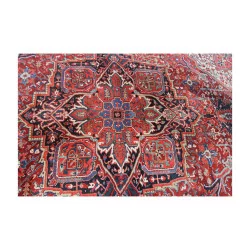 Orientteppich in Rottönen persischer Herkunft mit …