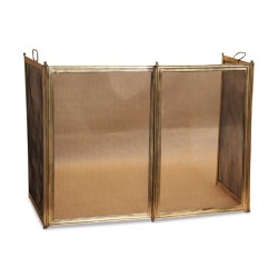 Brandwand mit 3 Messingklappen mit feinem Metallgitter.