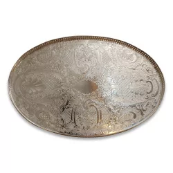 Ovales Silbertablett mit Dekorationen.
