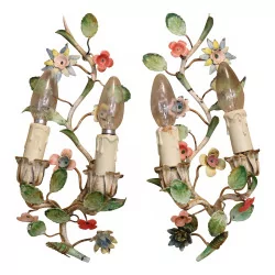 Pair of painted metal wall lights decorated with flowers