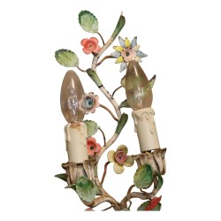 对装饰有花朵的彩绘金属壁灯