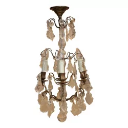 个装饰有水晶的青铜枝形吊灯。