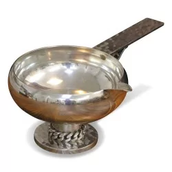 Une saucière en argent 800 sur pied martelé