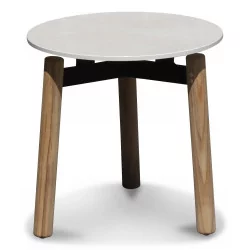 Стол с керамической столешницей и ножками из необработанного тикового дерева.
