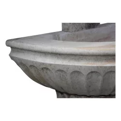 мраморный фонтан в форме полумесяца