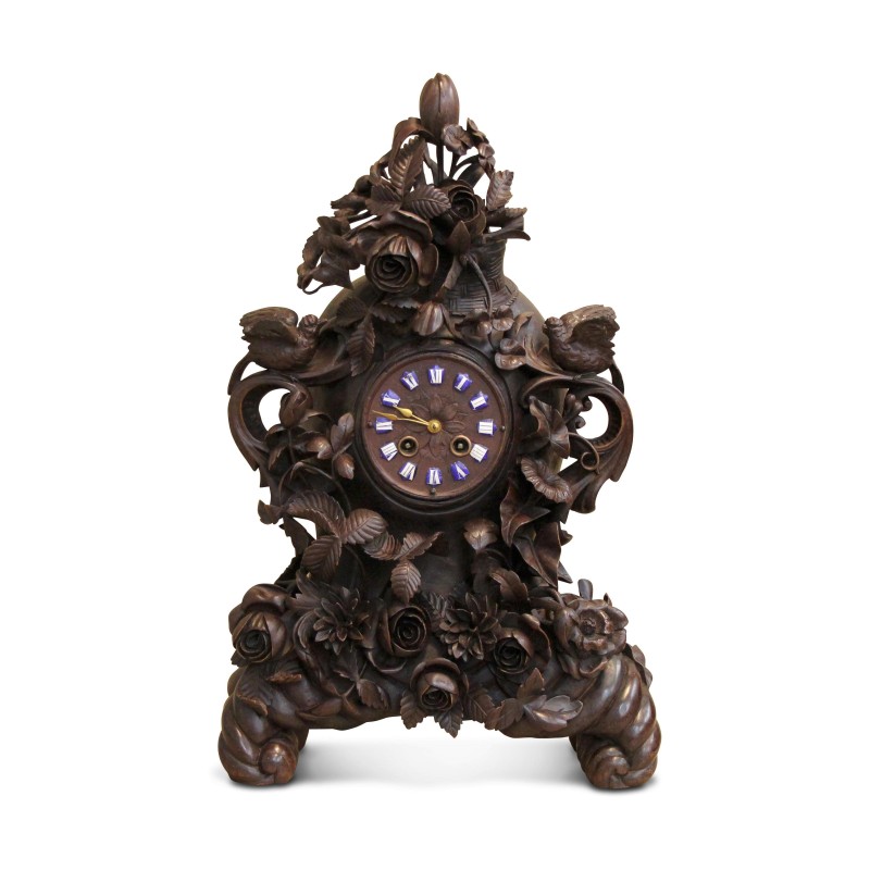 Pendule en bois sculpté ornée de rose et d'oiseaux. Forêt … - Moinat - Pendules à poser Pendule en bois sculpté ornée de rose et d'oiseaux. Forêt … - Moinat - Pendules à poser