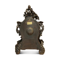 Pendule en bois sculpté ornée de rose et d'oiseaux. Forêt …