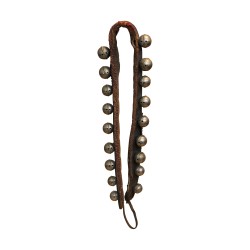 Collier de vache en cuir avec grelots.