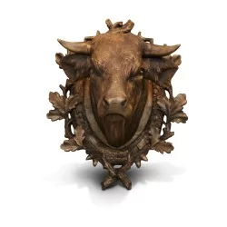 Tête de taureau avec collier en bois sculpté. Brienz, Suisse,