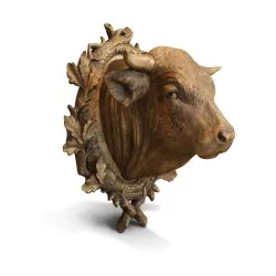 Tête de taureau avec collier en bois sculpté. Brienz, Suisse,