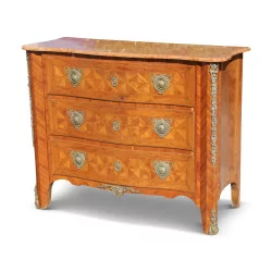 个路易十六风格的镶嵌红木抽屉柜，饰有……