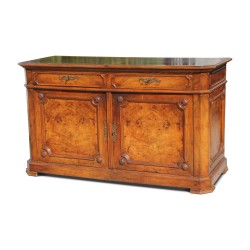 Sideboard aus geformtem Nussbaum auf Eiche montiert mit 2 Türen und 2 …