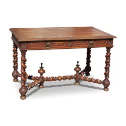 张亨利二世胡桃木桌子