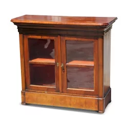 个小型 Louis-Philippe 陈列柜，带 2 个胡桃木门和抽屉。