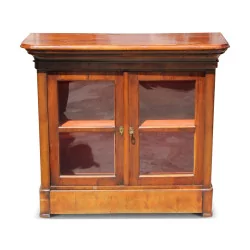 Маленькая витрина в стиле Луи-Филиппа с 2 дверцами из орехового дерева с выдвижным ящиком.